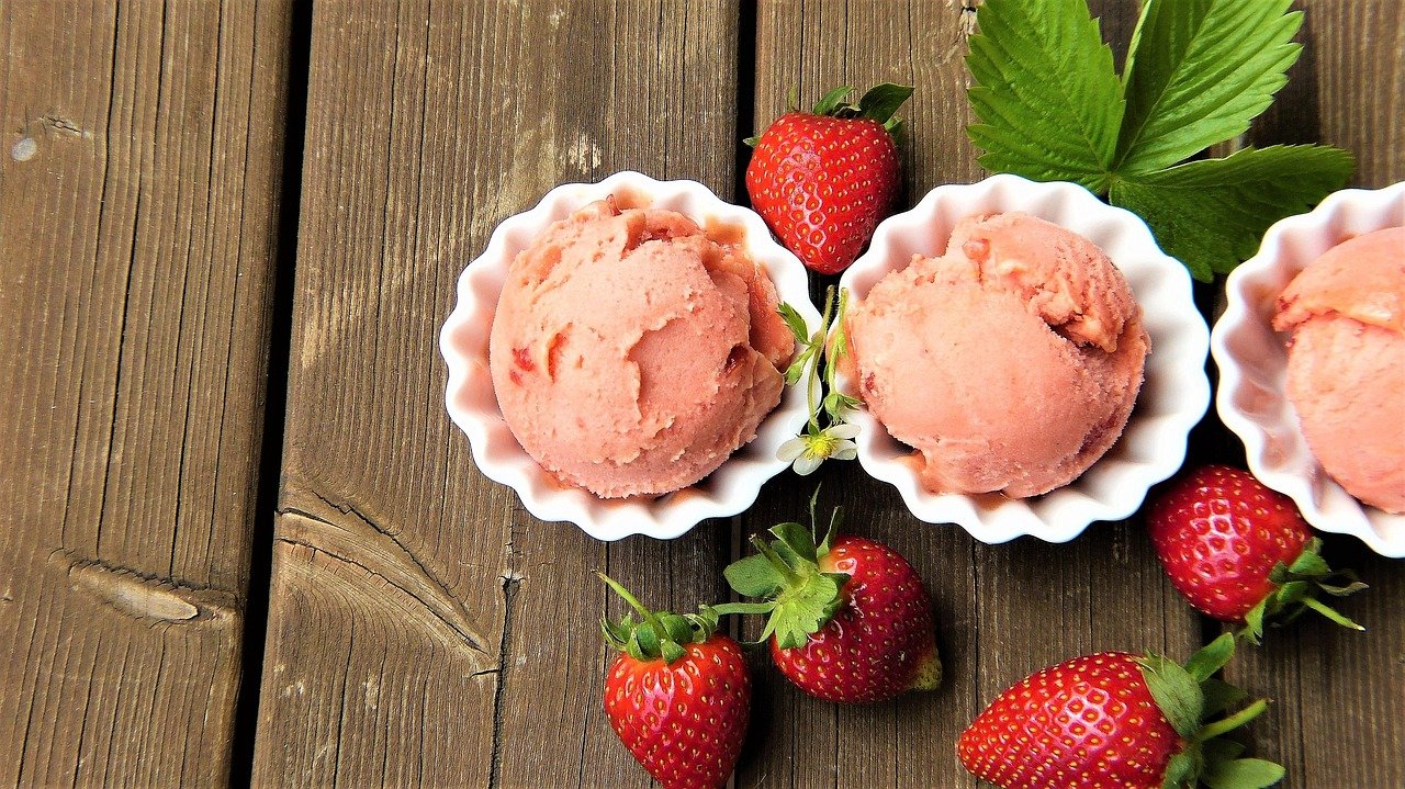 strawberry ice cream, strawberries, fresh, fruit, ripe, rustic, nature, bio, vitamins, bowls, summer, ice cream, lactose free, fruit ice cream, milk ice cream, food, yummy, frozen, diet, ice cream parlor